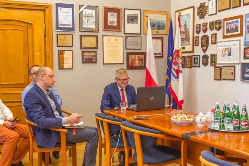 Wideokonferencja o zbliżającym się sezonie wakacyjnym. W planie bon turystyczny i otwarcie granic