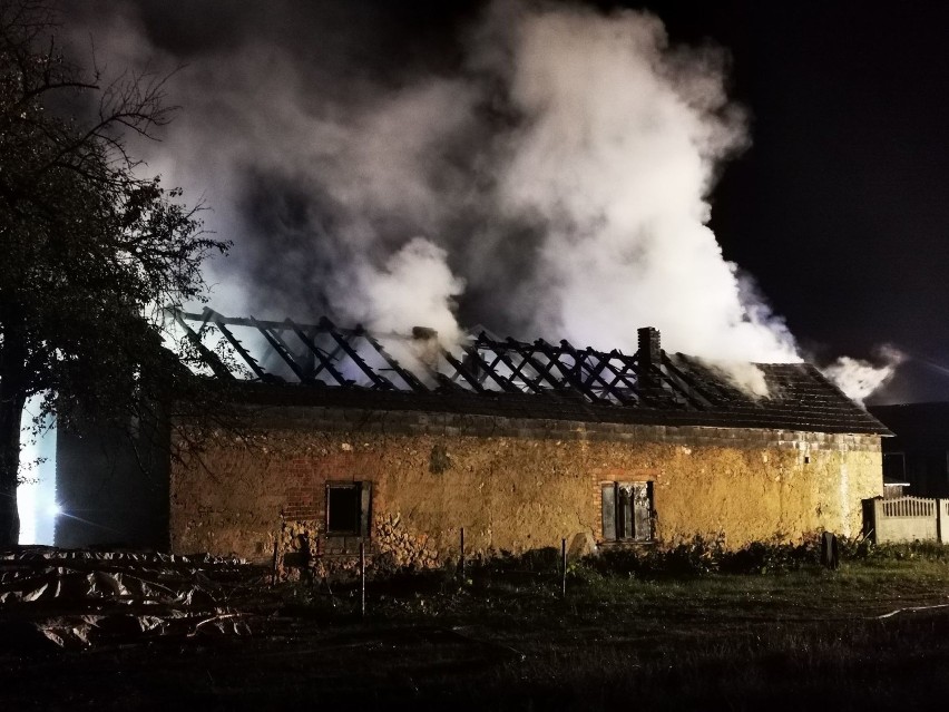 Doszczętnie spłonęła stodoła i dach budynku...