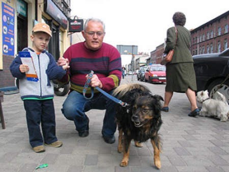 Eugeniusz Kipka i jego siostrzeniec Szymon Janas uważają, że psa nie da się nauczyć &amp;#8222;sikania na komendę&amp;#8221;.  Lucyna Usińska