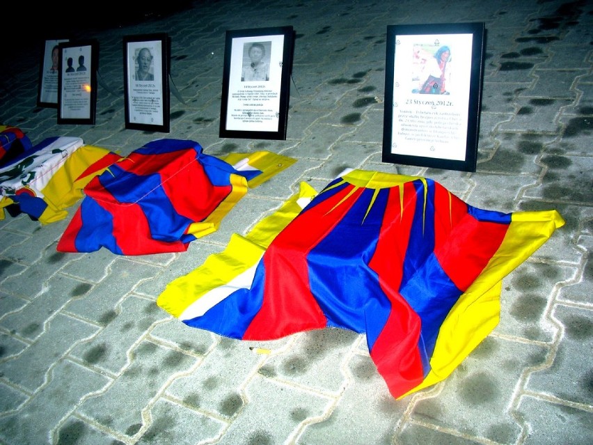 Symboliczny pogrzeb dla Tybetańczyków pod ambasadą ChRL w Warszawie