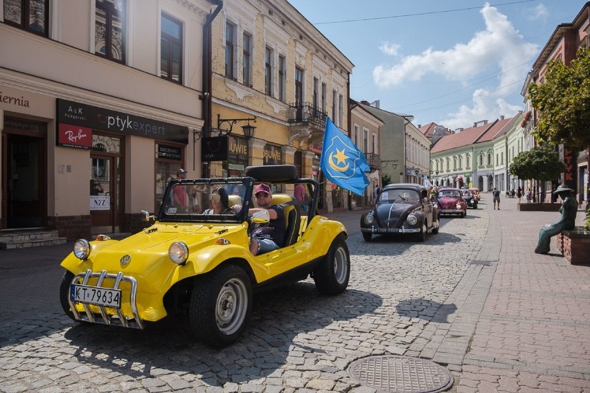 Tarnów. Kolorowe "Garbusy" przejechały przez miasto[ZDJĘCIA]