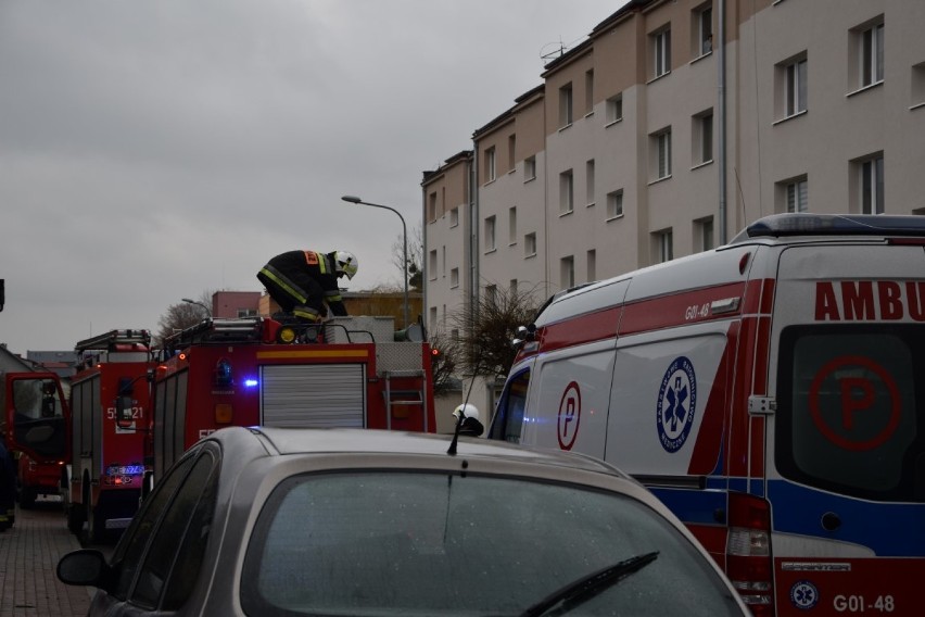 [AKTUALIZACJA] Pożar w budynku komunalnym przy ulicy Śmiechowskiej w Wejherowie. Jedna osoba nie żyje [ZDJĘCIA]