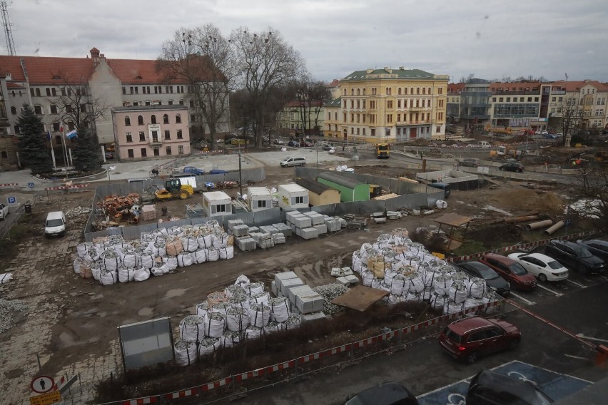 Trwa przebudowa placu Słowiańskiego w Legnicy. Są utrudnienia w ruchu, zobaczcie aktualne zdjęcia