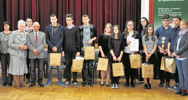 Po wręczeniu nagród uczestnicy konkursu, jurorzy i organizatorzy stanęli do pamiątkowej fotografii.