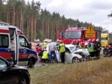 Groźny wypadek na "trójce". Osobówka zderzyła się z ciężarówką