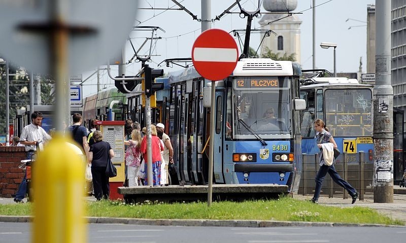 Wrocław: Tir zerwał trakcję tramwajową na Grabiszyńskiej