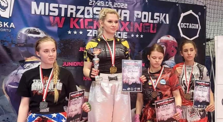 Rebelia Kartuzy. 10 medali Mistrzostw Polski w Kickboxingu light-contact i kick-light w Zawierciu ZDJĘCIA