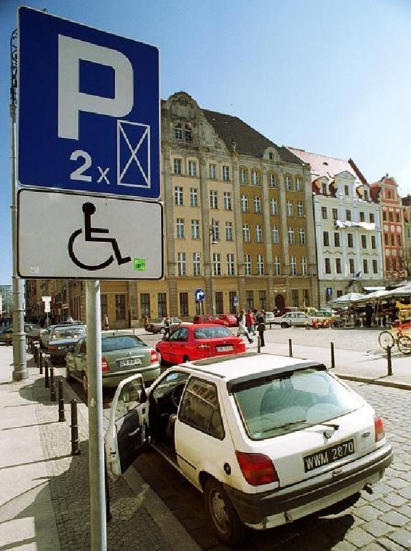 Nowy Sącz: parkują samochody na kartę inwalidy