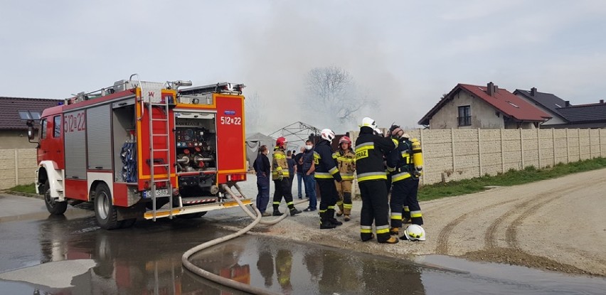 Pożar w zakładzie produkcyjnym przy ulicy Garncarskiej w Sycowie (ZDJĘCIA i FILMY)
