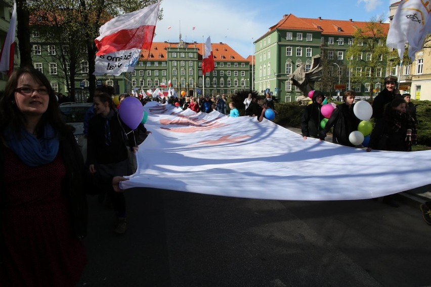 Marsz dla Życia w Szczecinie. Tysiące osób przeszło ulicami miasta [wideo]