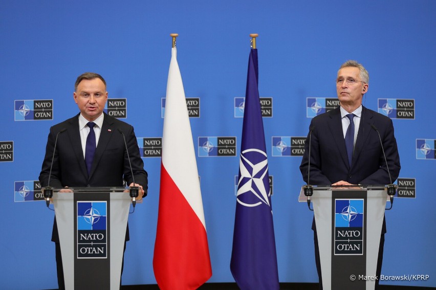 Prezydent Andrzej Duda i Sekretarz Generalny NATO Jens Stoltenberg z wizytą w 32 BLT w Łasku