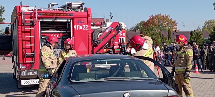 Piknik wojskowy w Jędrzejowie z okazji Wojskowej Giełdy Pracy. Prelekcje, pokazy sprzętu wojskowego i musztry. Zobaczcie zdjęcia