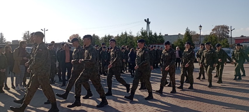 Piknik wojskowy w Jędrzejowie z okazji Wojskowej Giełdy Pracy. Prelekcje, pokazy sprzętu wojskowego i musztry. Zobaczcie zdjęcia