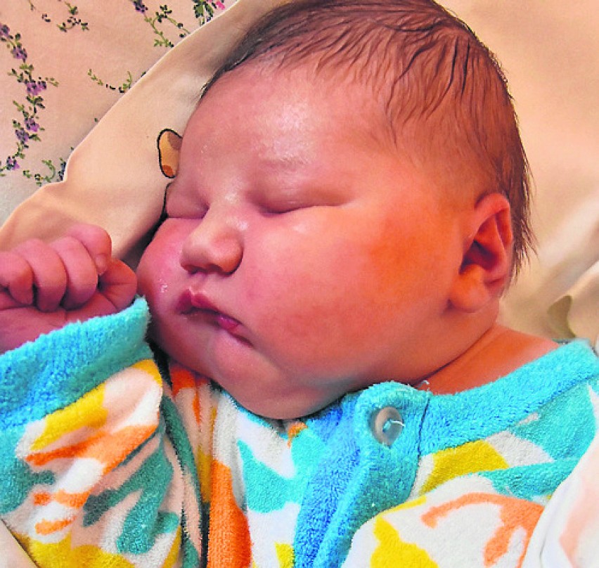 Urodziła się 14 października o godz. 12.25. Ważyła 4300 g i...