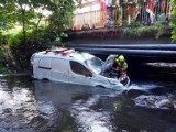 Reda. Nietrzeźwy kierowca wypadł z drogi i wjechał wprost do rzeki (10.07.2022). Pomogli mu policjanci | ZDJĘCIA
