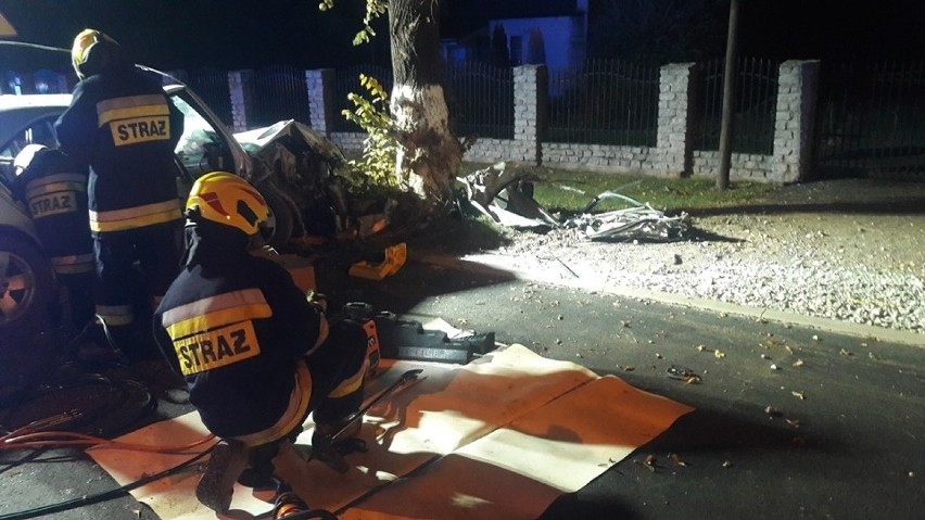 Nocny dramat na drodze pod Wrocławiem. Mercedes rozbił się na drzewie. Są ranni. Zobacz zdjęcia!