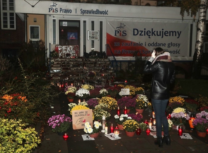 Masa zniczy i kwiatów pod siedzibą PiS w Szczecinie. Zobacz zdjęcia
