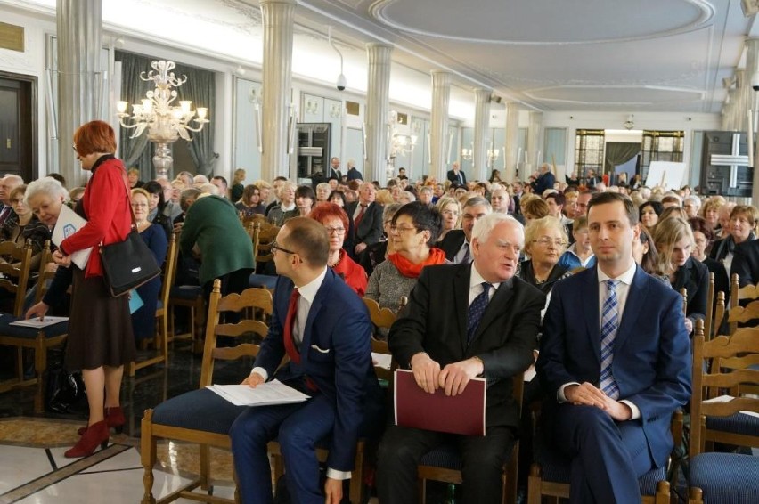 Elbląska Rada Seniorów prezentuje się w gmachu Sejmu