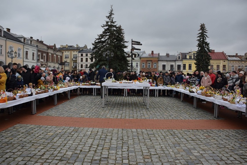 Mieszkańcy Krosna tłumnie przyszli na rynek na święcenie wielkanocnych pokarmów [ZDJĘCIA]