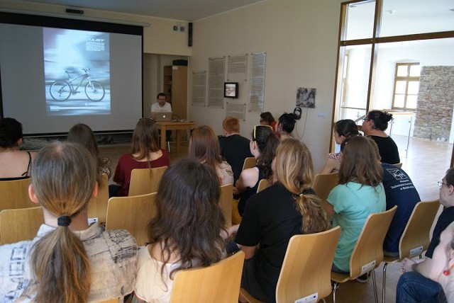 Studenci bielskiej ATH podczas zajęć dotyczących fotografii.