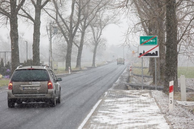 - Ponad czterokilometrowy odcinek zyskał nową nawierzchnię, pobocza i lepsze odwodnienie. W jezdnię wbudowano siatkę wzmacniająca, która ogranicza powstawanie kolein. Wyremontowano też chodniki w Rojewie. Pozostało wymalowanie oznakowania poziomego, przy którym wykonawca będzie pracował przy sprzyjającej pogodzie wczesną wiosną. Obecnie kończąca się inwestycja o wartości 5 mln zł jest finansowana z budżetu samorządu województwa kujawsko-pomorskiego. Po odbiorach droga będzie objęta 5-letnią gwarancją - czytamy w komunikacie Zarządu Dróg Wojewódzkich w Bydgoszczy