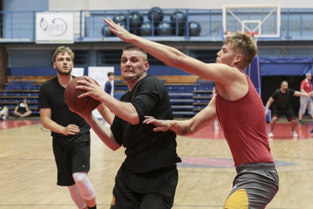 W niedzielę (5 lipca) nie na orliku przy ul. Wiatracznej, a w Hali Gryfia odbył się turniej koszykówki dla zespołów amatorskich 3+1. Zmiana miejsca rozgrywania meczów nastąpiła ze względu na niesprzyjające warunki pogodowe. Zapraszamy do galerii zdjęć!

Zobacz także: Co dalej z klubem koszykówki STK Czarni Słupsk.
