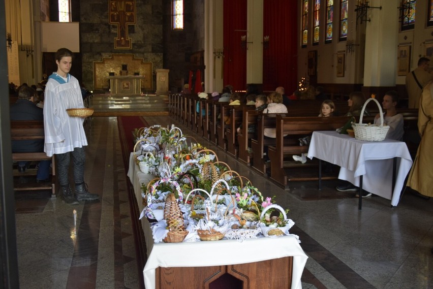 Święcenie pokarmów w Wielką Sobotę w kościele Miłosierdzia Bożego na osiedlu Zadębie w Skierniewicach