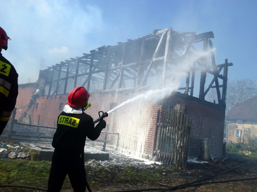 Chudaczewo pożar. Potężny pożar strawił pół gospodarstwa w gminie Postomino - ZDJĘCIA