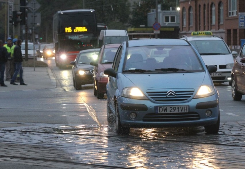 Awaria na skrzyżowaniu Borowskiej i Dyrekcyjnej - tramwaje pojadą inaczej, zamkną dwa pasy ruchu