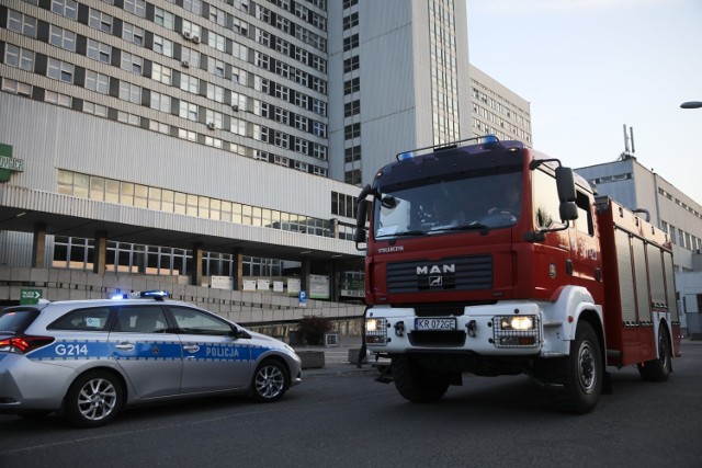 Alarm bombowy w Krakowie: służby pod szpitalem Rydgiera