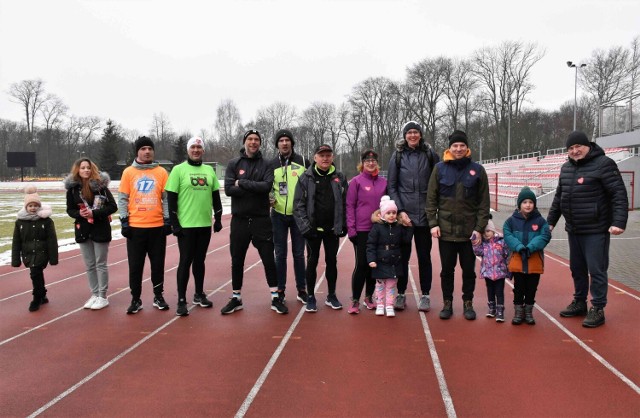 Na starcie "Wielkiego Biegania" dla WOŚP, na stadionie w Inowrocławiu, stawiła się niewielka grupa biegaczy