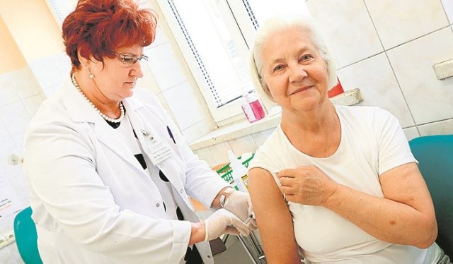 Trwa dyskusja nad wprowadzeniem możliwości szczepienia seniorów przeciwko grypie w aptekach