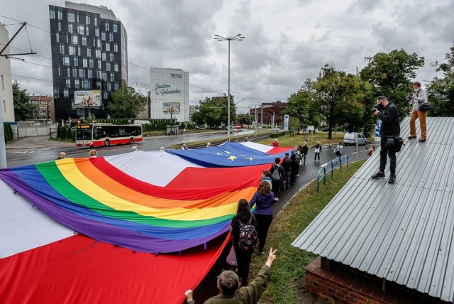 Marsz "Porozumienie 2020" pod bramę nr 2 Stoczni Gdańskiej z czterema flagami 31.08.2020