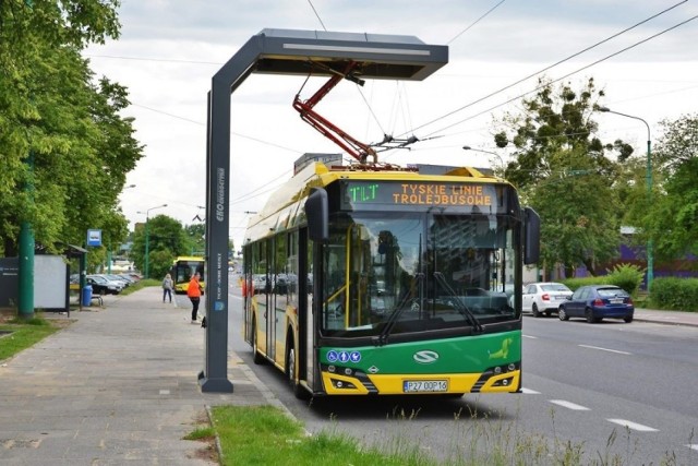 Elektrobus przy ładowarce w Tychach, przy ul. Wyszyńskiego.