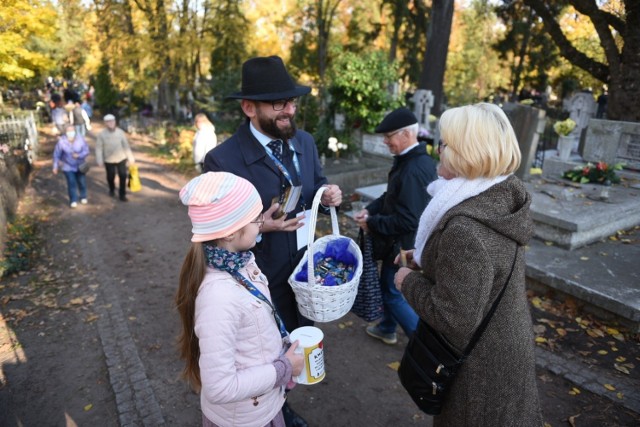 1 listopada w Toruniu obowiązywać będzie inna organizacja ruchu, która umożliwi dojechanie do toruńskich cmentarzy i zaparkowanie w ich pobliżu. Warto wiedzieć, że już po raz dziewiętnasty Urząd Miasta Torunia i Towarzystwo Miłośników Torunia organizują kwestę na cmentarzu św. Jerzego. W tym roku celem zbiórki jest odnowa nagrobka rodziny Landgraf. Zobaczcie, co aktualnie dzieje się na toruńskich cmentarzach. >>>>>