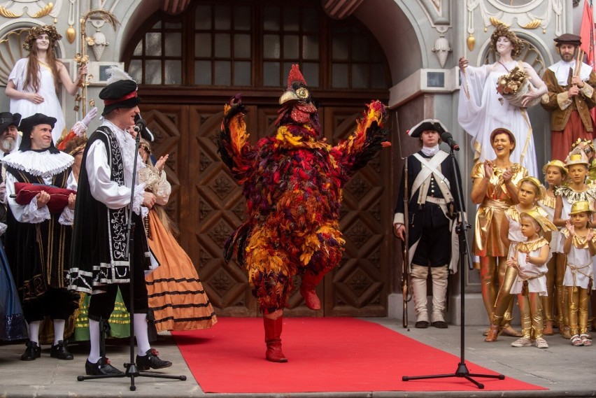 Malbork-Gdańsk. Bursztynki poprowadziły paradę podczas otwarcia Jarmarku Dominikańskiego