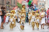 Malbork-Gdańsk. Bursztynki poprowadziły paradę podczas otwarcia Jarmarku Dominikańskiego