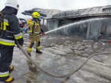 Pożar warsztatu samochodowego w Słupcu. Jedna osoba została ranna. Na miejscu w działaniach bierze udział ponad 20 strażaków