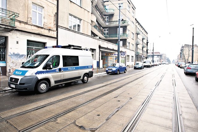 Policjanci poszukują kierowcy, który na ul. Gdańskiej potrącił kobietę i uciekł z miejsca wypadku.