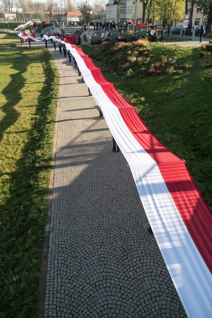 Konin.103-metrowa biało-czerwona flaga tradycyjnie w przeddzień Narodowego Święta Niepodległości na Bulwar Nadwarciański  