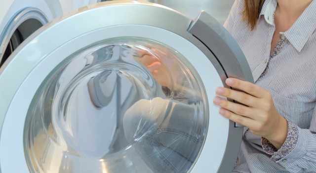 Systematyczne czyszczenie pralki sprawia, że z jej wnętrza nie wydobywa się smród. Sprawdź, jak usunąć nieprzyjemną woń z pralki i zadbać o jej czystość za pomocą tabletki do zmywarki.