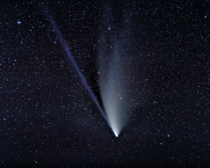 Zielona kometa, przemierzając odległe krańce naszego Układu...