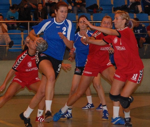 W ubiegłym sezonie Słupia (niebieskie koszulki) zajęła trzecie miejsce w I lidze