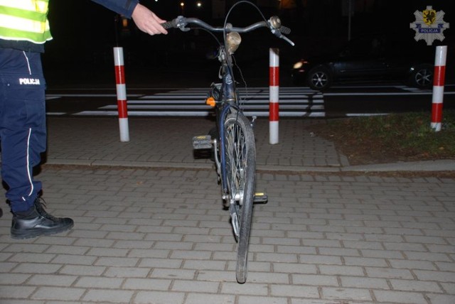 Do wypadku doszło w piątek wczesnym wieczorem na ulicy Tczewskiej w Łęgowie (pow. gdański). Policjanci z komendy powiatowej w Pruszczu Gdańskim dostali wezwanie, o którym poinformowali pozostałe służby ratownicze. Na miejscu pracował m.in. technik kryminalistyki, który zabezpieczył ślady, zrobił zdjęcia oraz sporządził szkic sytuacyjny. Ze wstępnych ustaleń wynika, że 53-letni gdańszczanin, jadący peugeotem w kierunku Tczewa, na oznakowanym przejściu dla pieszych w Łęgowie uderzył w pieszego prowadzącego rower i przechodzącego przez przejście. Pieszy - 76-letni mieszkaniec Łęgowa, trafił do szpitala wojewódzkiego w Gdańsku. Zarówno kierowca, jak i pieszy byli trzeźwi. Policjanci pracujący na miejscu wypadku zatrzymali dowód rejestracyjny oraz prawo jazdy gdańszczaninowi kierującemu peugeotem. Apelują o ostrożności na drogach i wolniejszą jazdę, szczególnie po zapadnięciu zmroku.