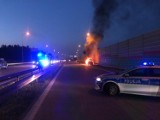 Pożar samochodu na S8 koło Czerniewic (powiat tomaszowski). Policjant po służbie pomógł ratować rodzinę i dobytek
