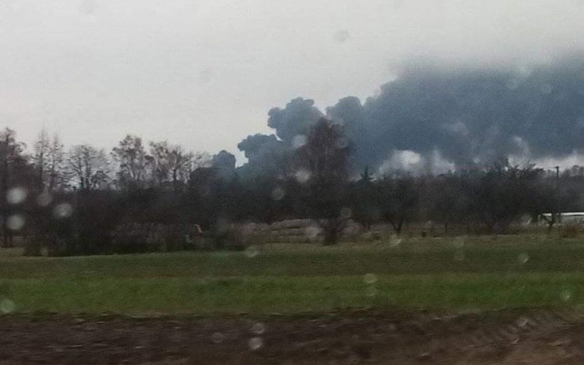 Pożar składowiska opon w gminie Sławno. Pożar gasi kilkanaście zastępów straży pożarnej [ZDJĘCIA]