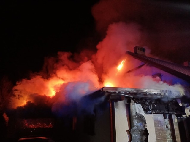 Pożar domu jednorodzinnego w Wiślince (pow. gdański). Na miejscu 12 zastępów straży. Jedna osoba została zabrana do szpitala