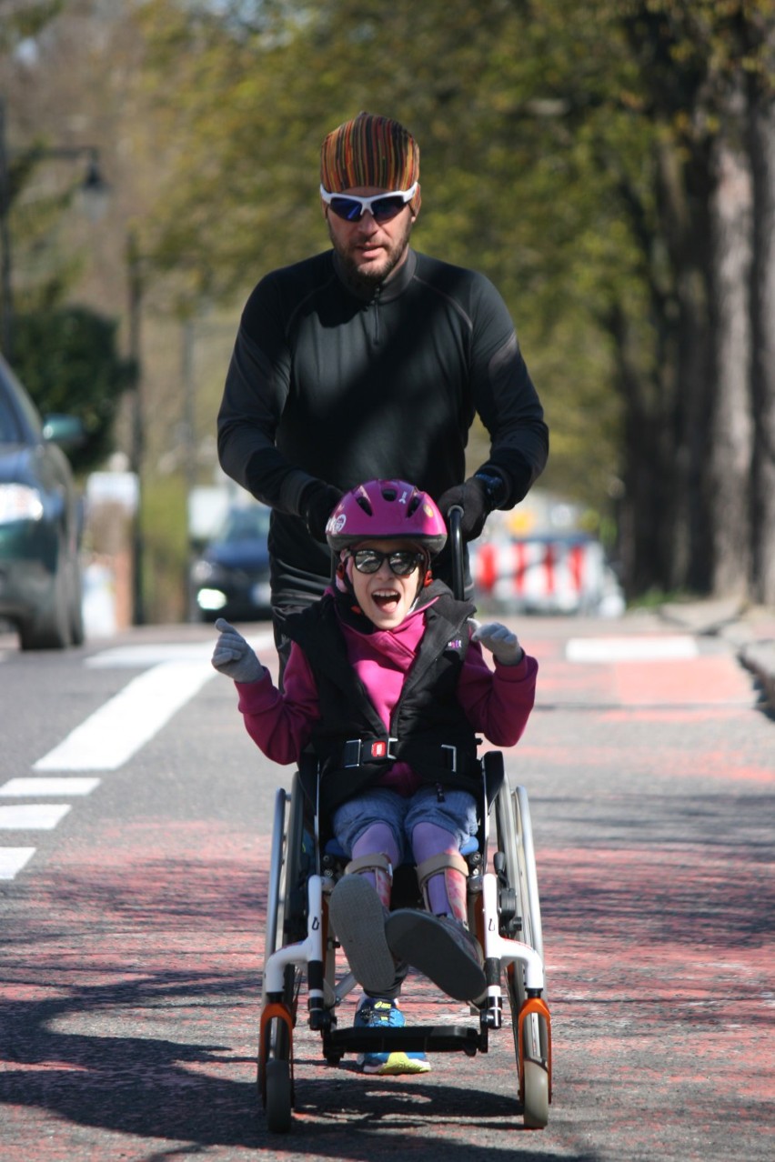Starogard Gd. Niepełnosprawna dziewczynka wystartuje w triathlonie