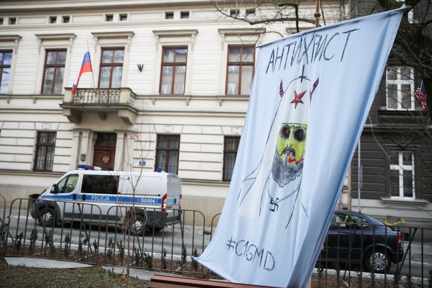 Kraków. Nie cichną głosy protestu przed konsulatem rosyjskim. Rosjanie: "Ojczyzno, czy Ty och...łaś"? [ZDJĘCIA]