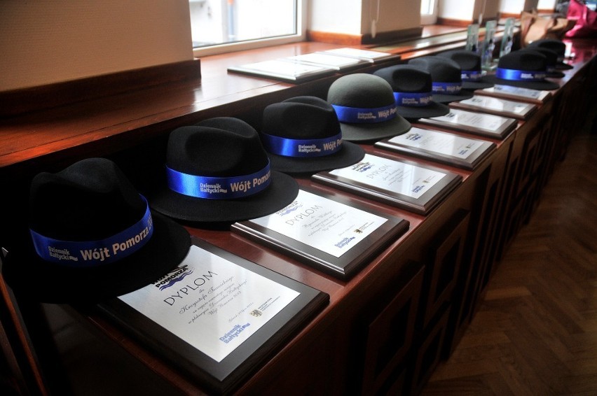 Podczas uroczystej gali plebiscytu "Wójt Pomorza 2013" wręczono m.in. specjalne kapelusze